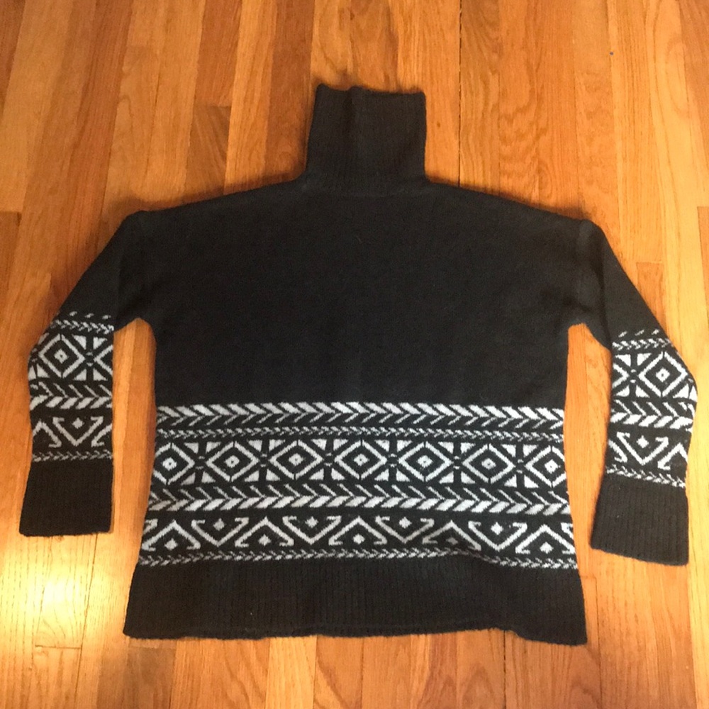 Black patterned turtle neck